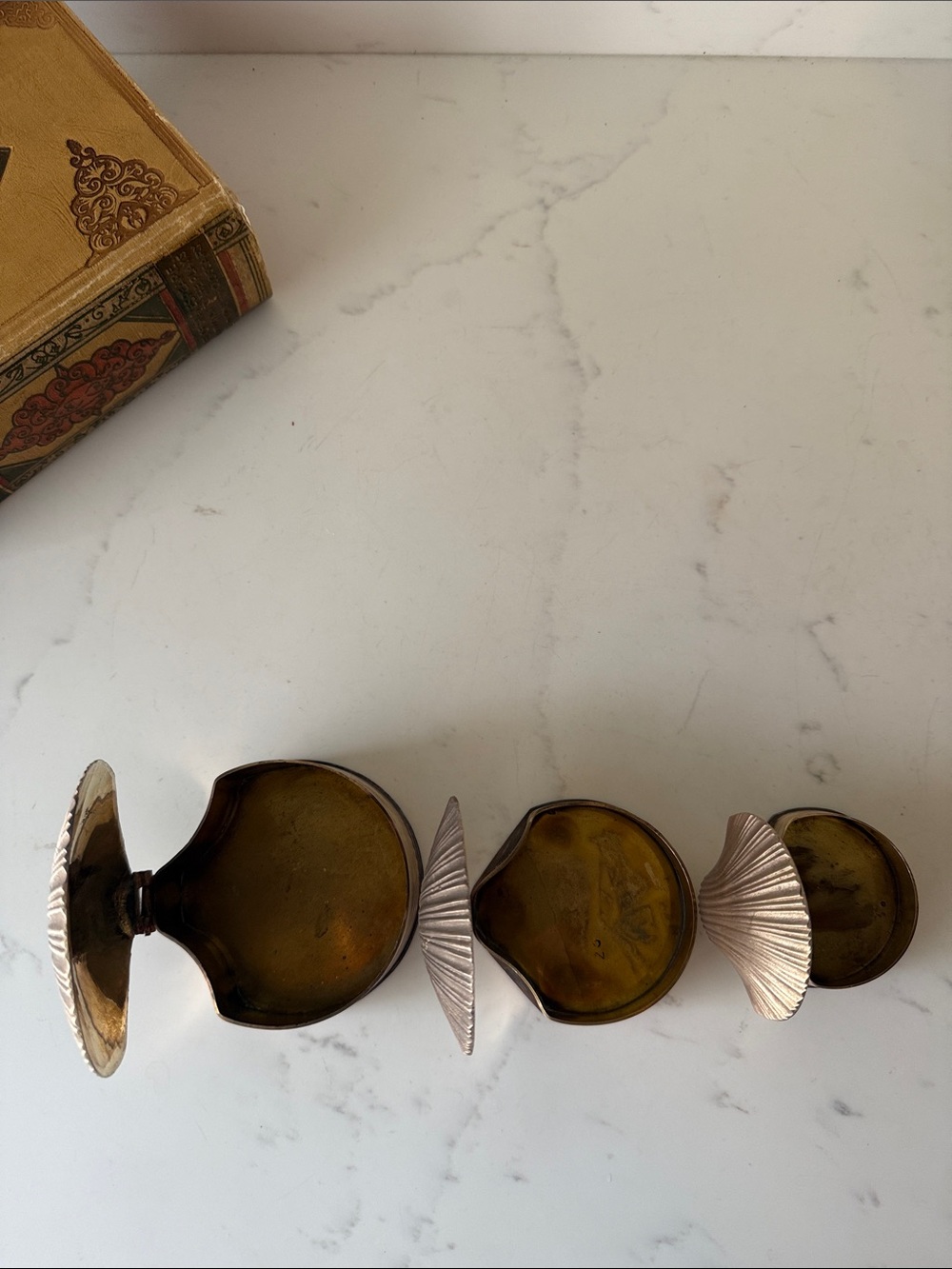 Vintage Nesting Brass Shell Trinket boxes Set of 3 - Picture 13 of 14